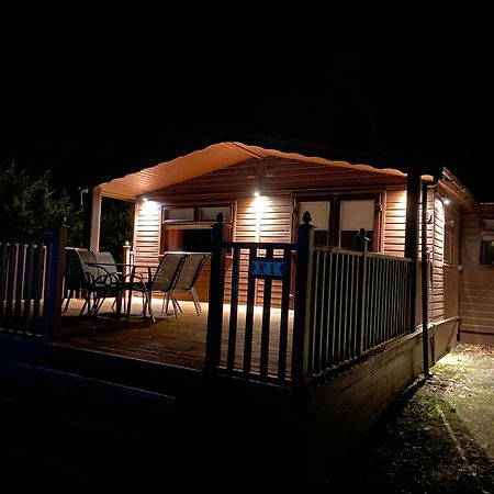 Stunning 4-Bedroom Cabin With Hot Tub In Beattock! Εξωτερικό φωτογραφία